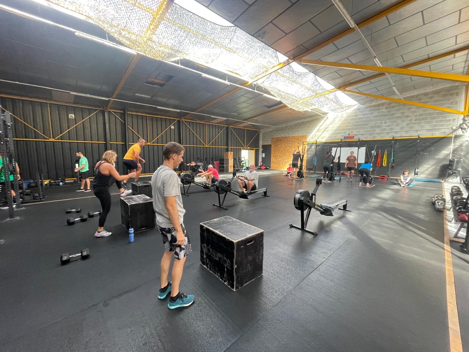 Nos cours collectifs sont basés sur le Cross Training et Hyrox.